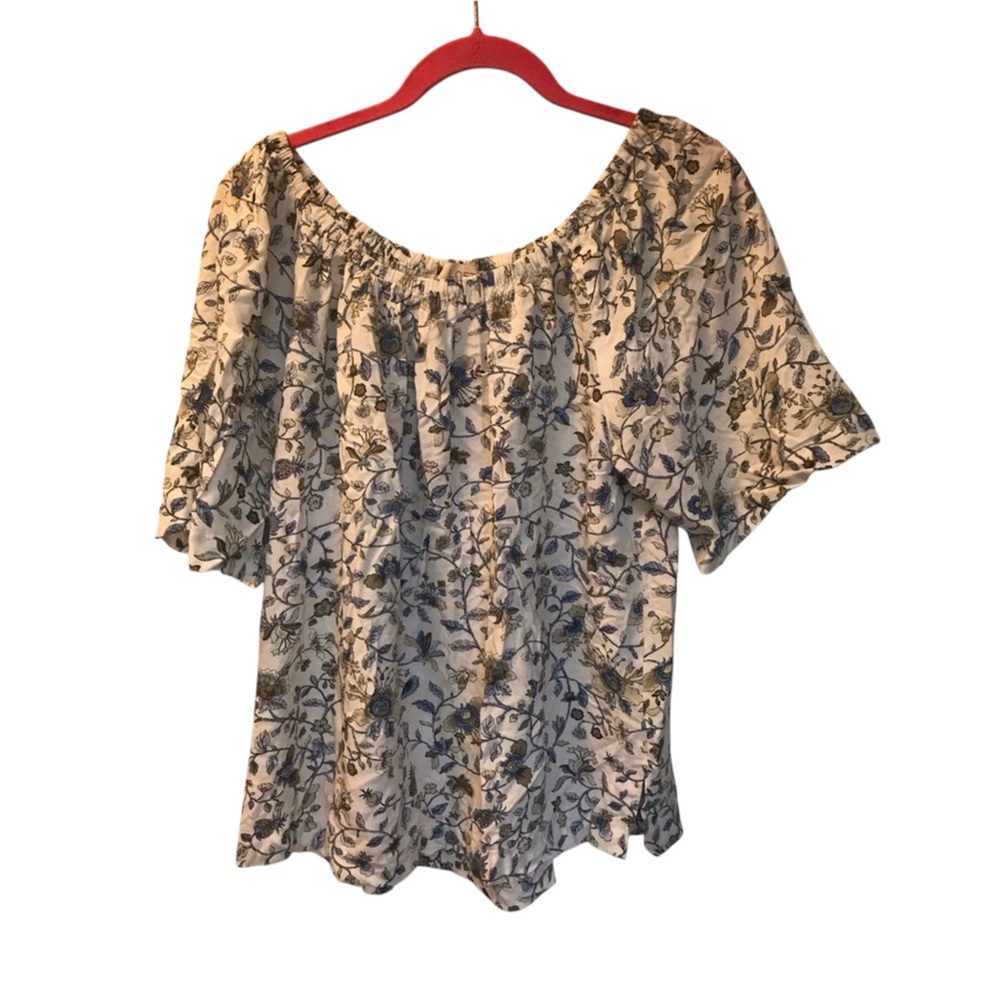 ✨Loft off the shoulder shirt. Size small.